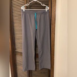 Figs women’s Livingston scrub pants, graphite gray, size medium petite